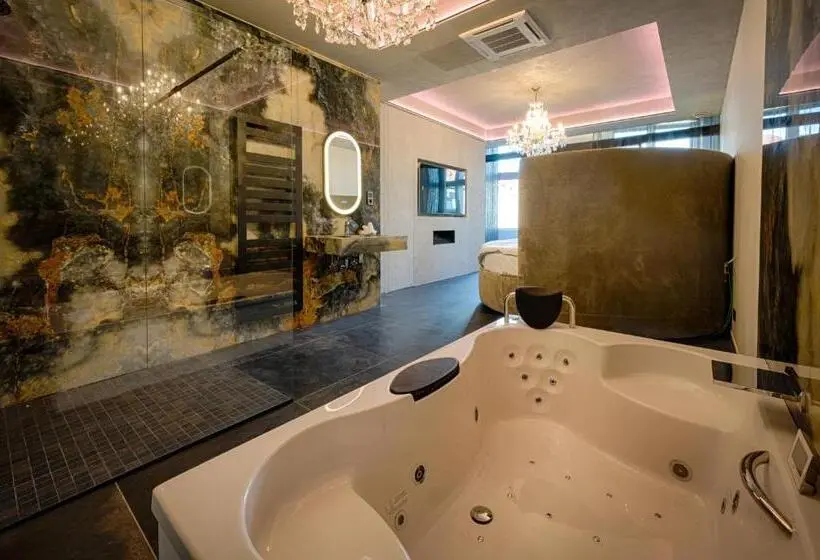 اتاق استاندارد با تخت بزرگ, Agora Tournai Wellness Suites 3 Appartements Touristiques Sur La Grand Place