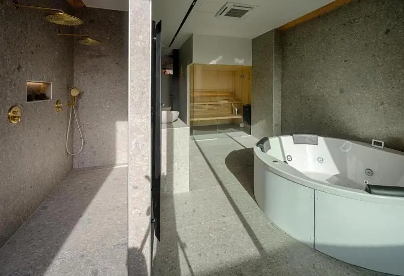 اتاق خانوادگی, Agora Tournai Wellness Suites 3 Appartements Touristiques Sur La Grand Place