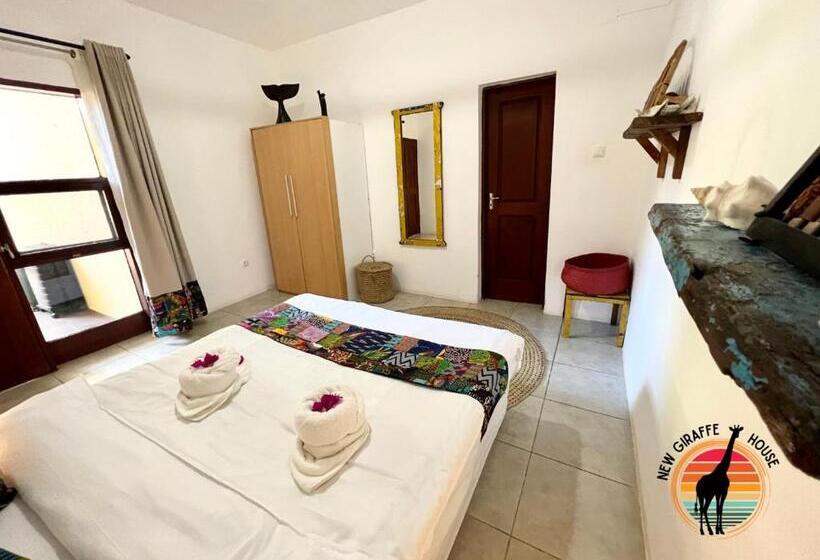 Номер Стандарт, New Giraffe House