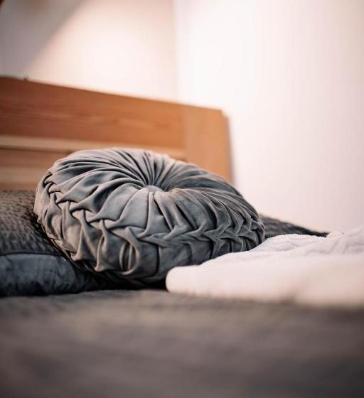 标准单人间, Steinthron