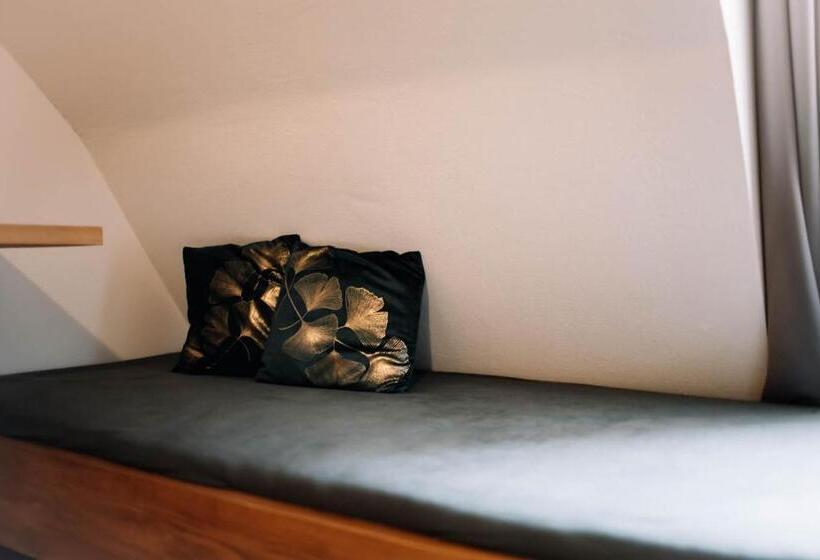 标准间, Steinthron