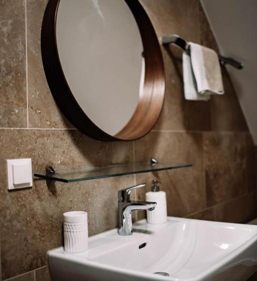 小型套房, Steinthron