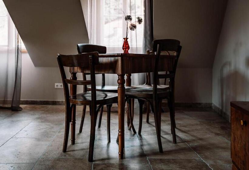 小型套房, Steinthron