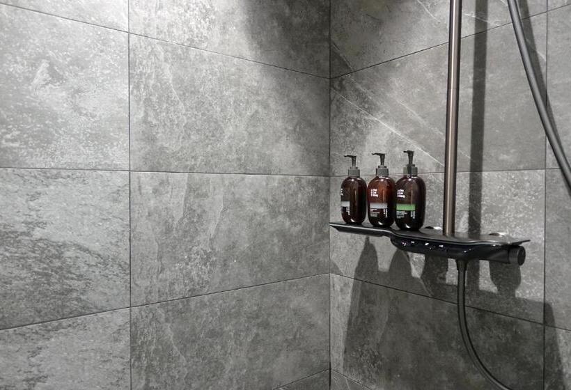 اتاق اکونومی, The Blue By Just Inn