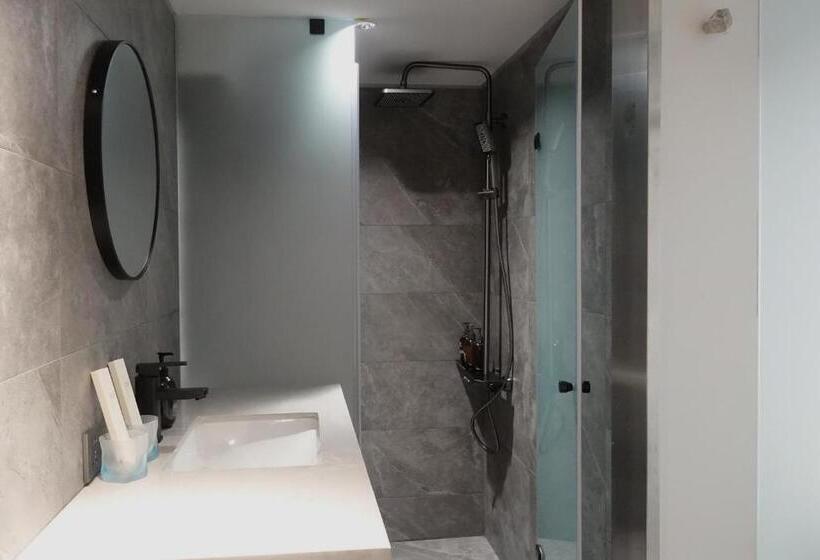 اتاق اکونومی, The Blue By Just Inn