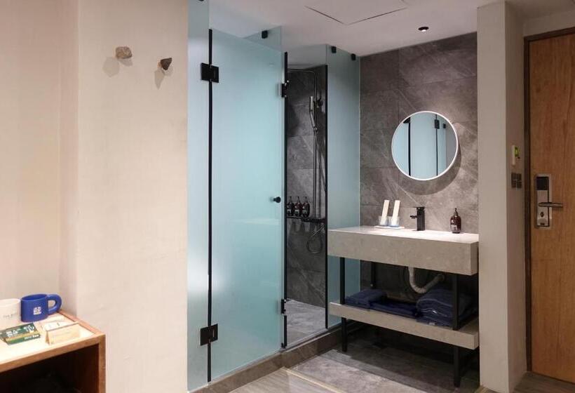 اتاق اکونومی, The Blue By Just Inn