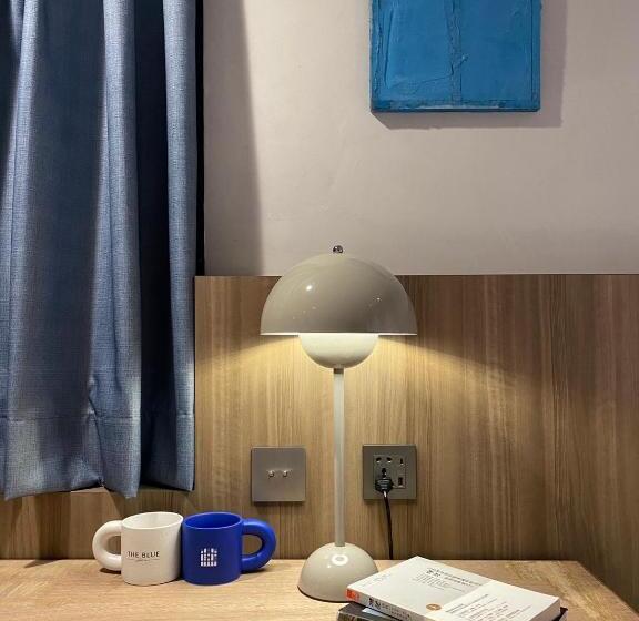 اتاق اکونومی, The Blue By Just Inn