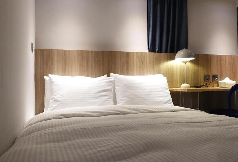 اتاق اکونومی, The Blue By Just Inn