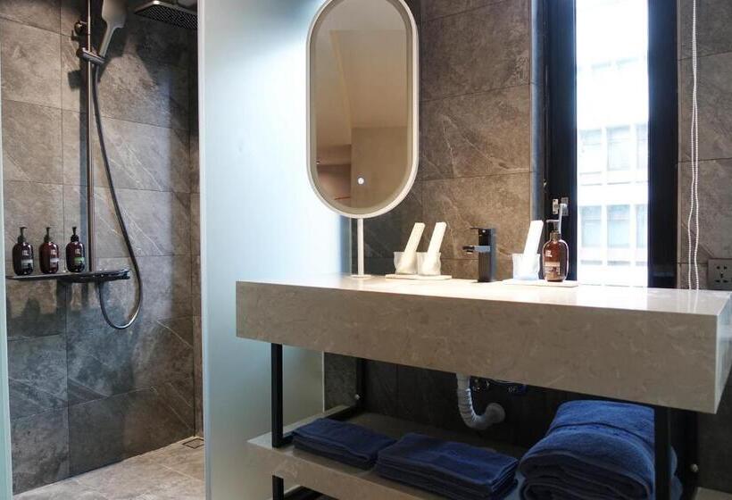 اتاق استاندارد سه نفره, The Blue By Just Inn