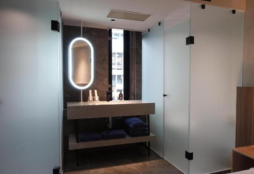 اتاق استاندارد سه نفره, The Blue By Just Inn