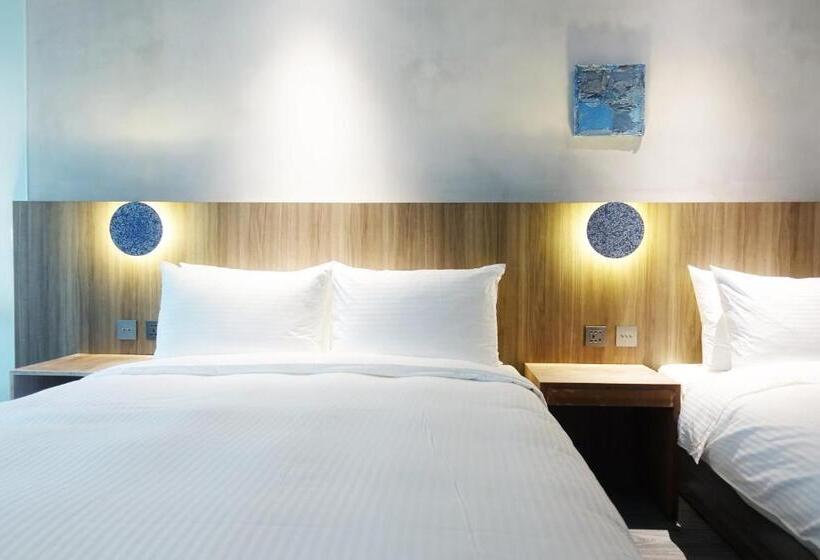 اتاق استاندارد سه نفره, The Blue By Just Inn