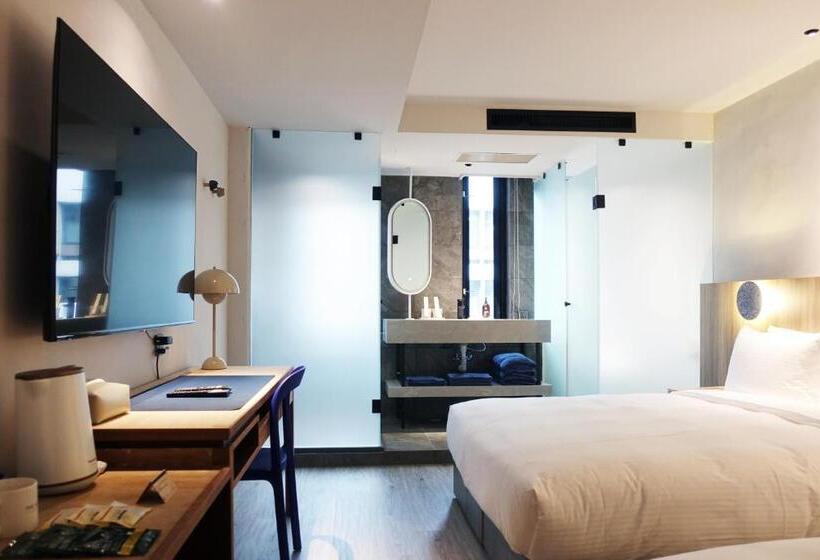 اتاق استاندارد سه نفره, The Blue By Just Inn