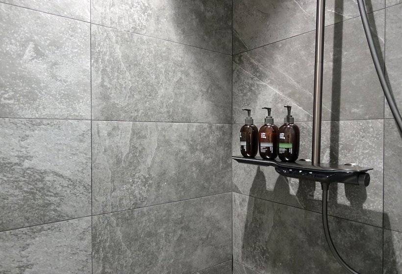 اتاق اکونومی, The Blue By Just Inn