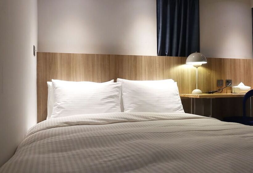 اتاق اکونومی, The Blue By Just Inn