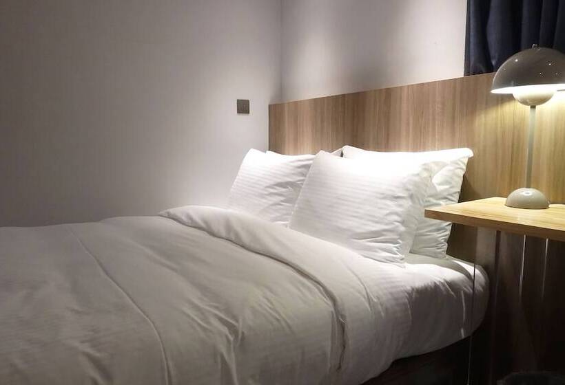 اتاق اکونومی, The Blue By Just Inn