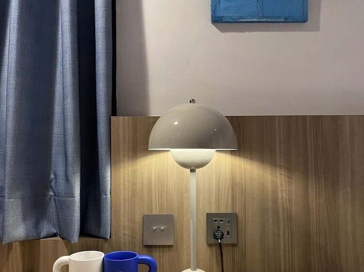 اتاق اکونومی, The Blue By Just Inn