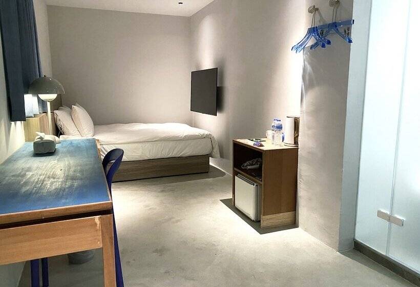 اتاق اکونومی, The Blue By Just Inn