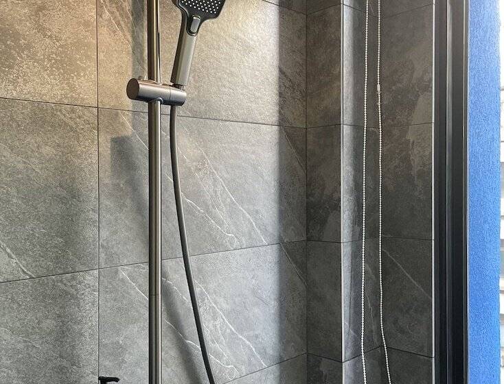 اتاق استاندارد سه نفره, The Blue By Just Inn