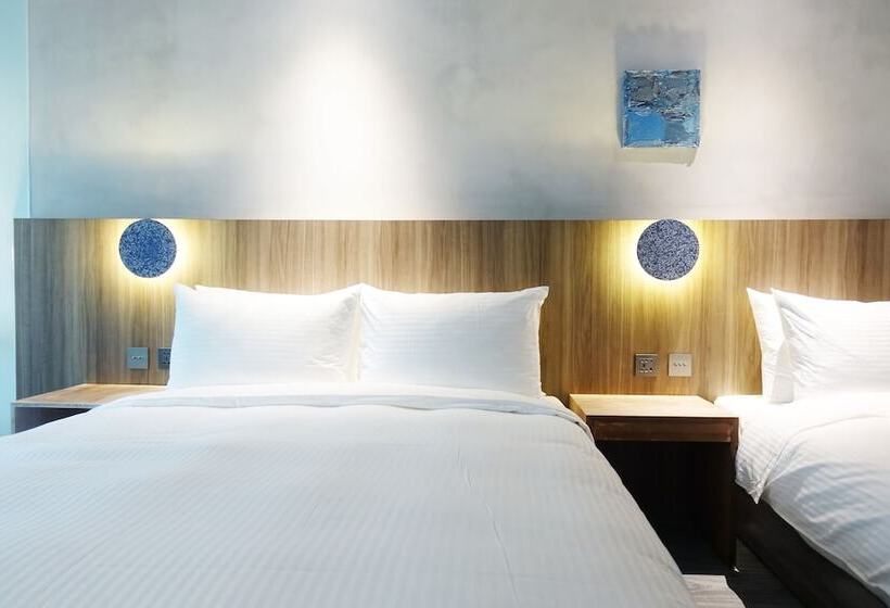 اتاق استاندارد سه نفره, The Blue By Just Inn