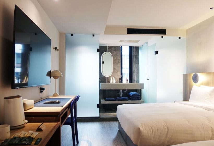 اتاق استاندارد سه نفره, The Blue By Just Inn