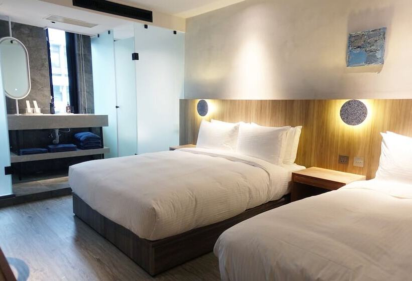 اتاق استاندارد سه نفره, The Blue By Just Inn