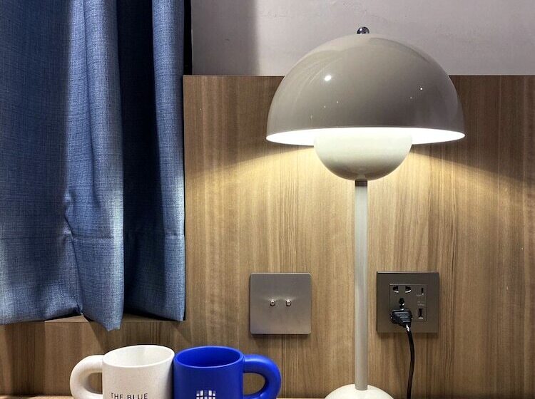 اتاق اکونومی, The Blue By Just Inn