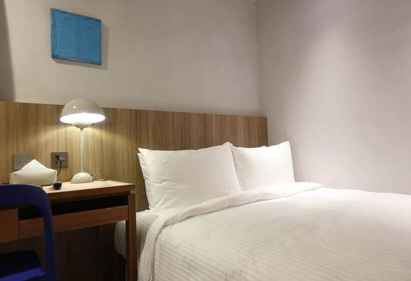 اتاق اکونومی, The Blue By Just Inn