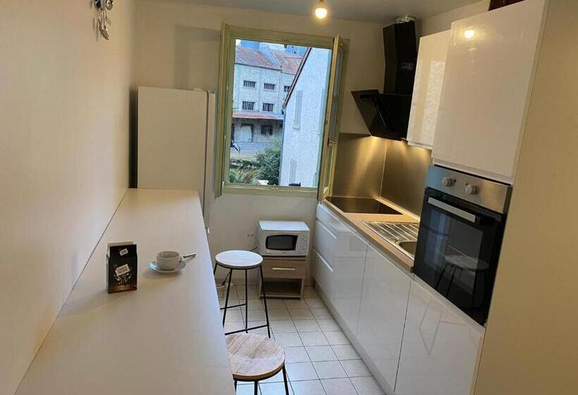 غرفة قياسية, Chez Papa