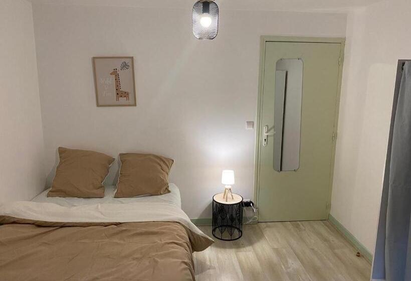 غرفة قياسية, Chez Papa