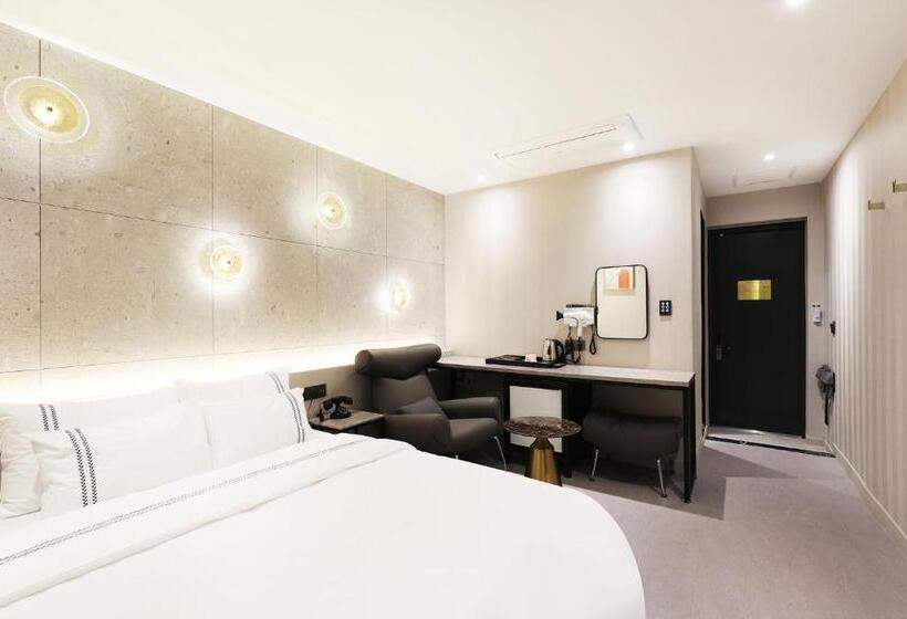 חדר סטנדרט, Mari