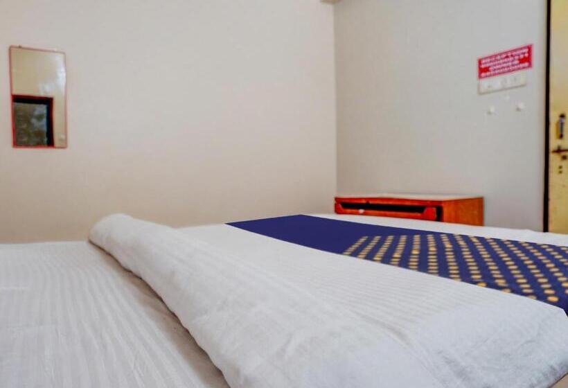 غرفة كلاسيكية ثلاثية, Spot On R J