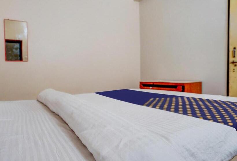 غرفة كلاسيكية ثلاثية, Spot On R J