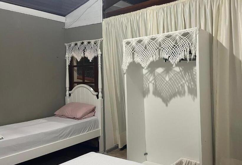 חדר משפחתי, Acm Flat