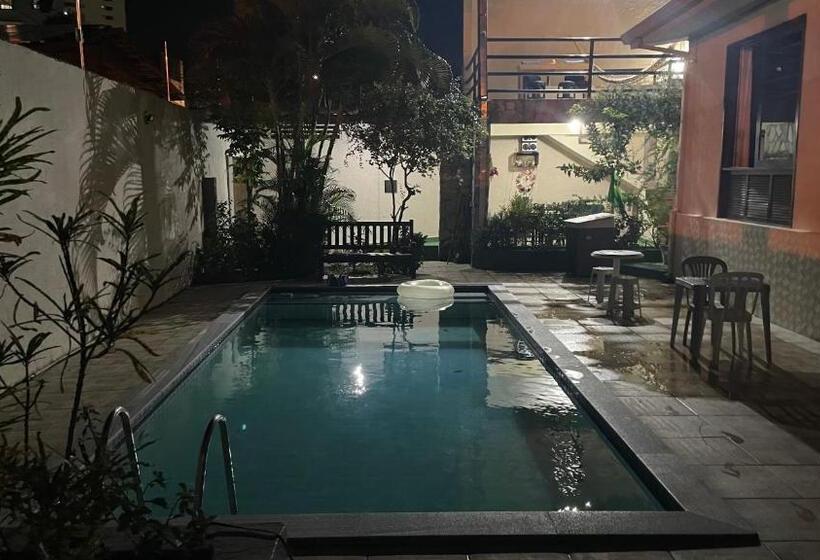 חדר משפחתי, Acm Flat