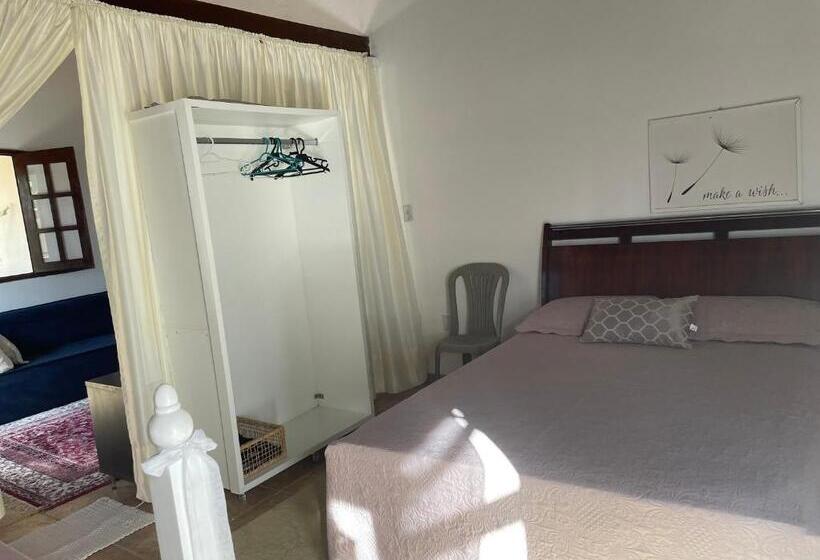 חדר משפחתי, Acm Flat