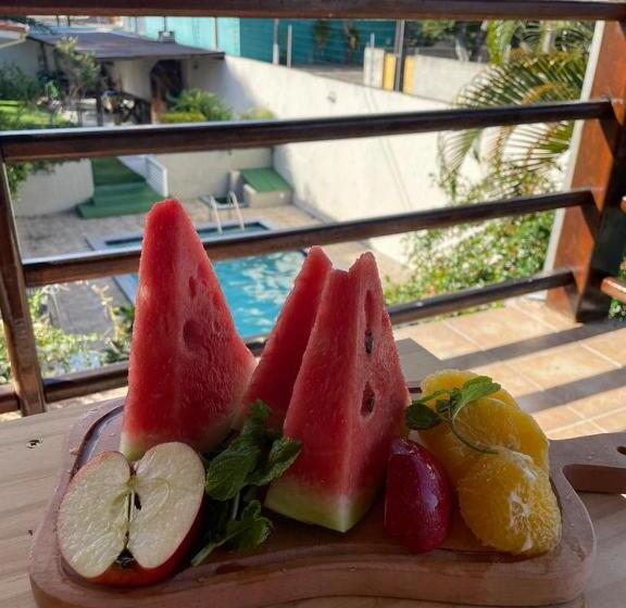 חדר משפחתי, Acm Flat