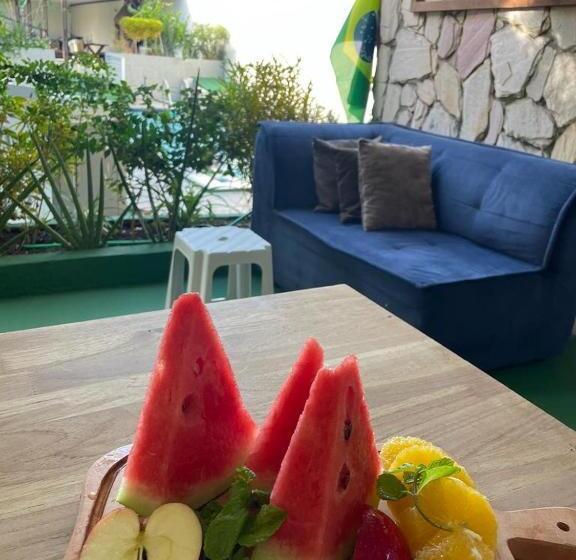 חדר משפחתי, Acm Flat