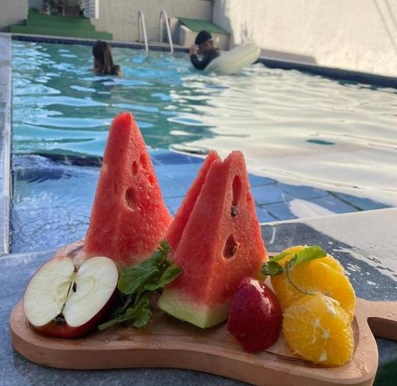 חדר משפחתי, Acm Flat