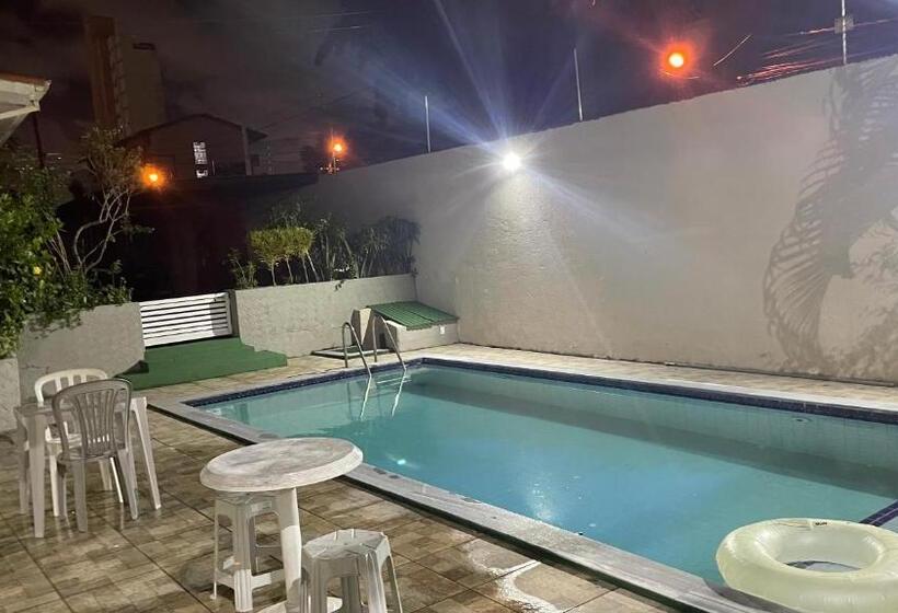 חדר משפחתי, Acm Flat