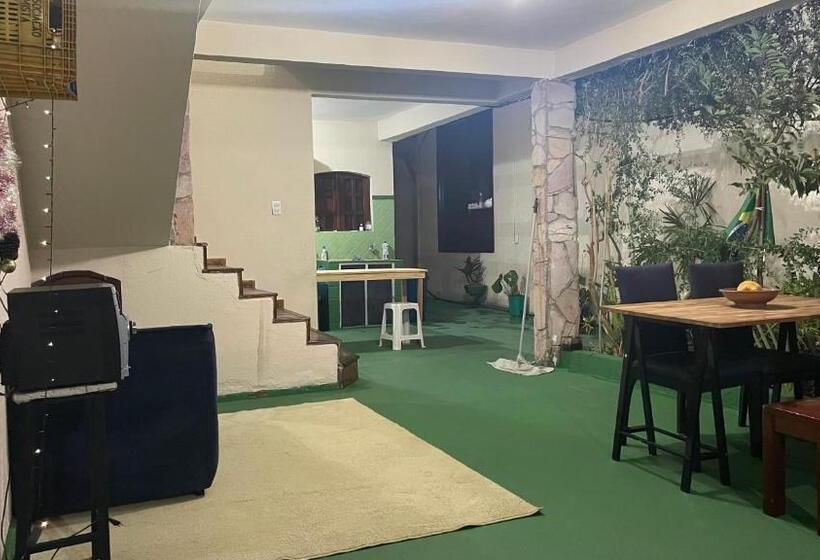 חדר משפחתי, Acm Flat