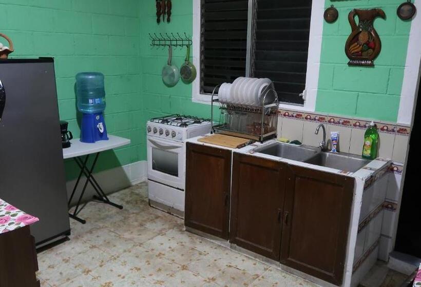 اتاق استاندارد سه نفره, Palacios Hub 1