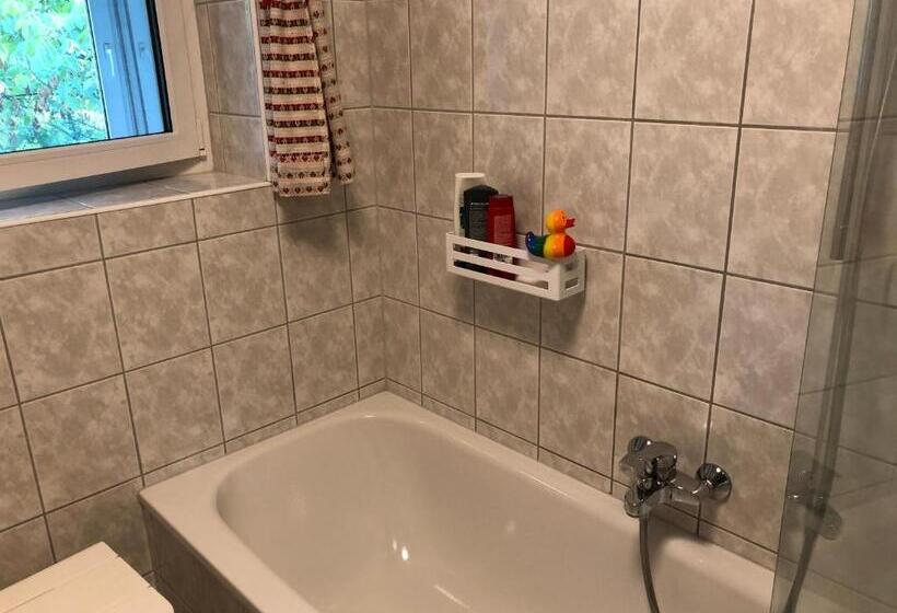 ２ベッドルームアパートメント, Rote Etage Im Ort Mainstockheim 2 Zimmer Mit Küche Bad Balkon