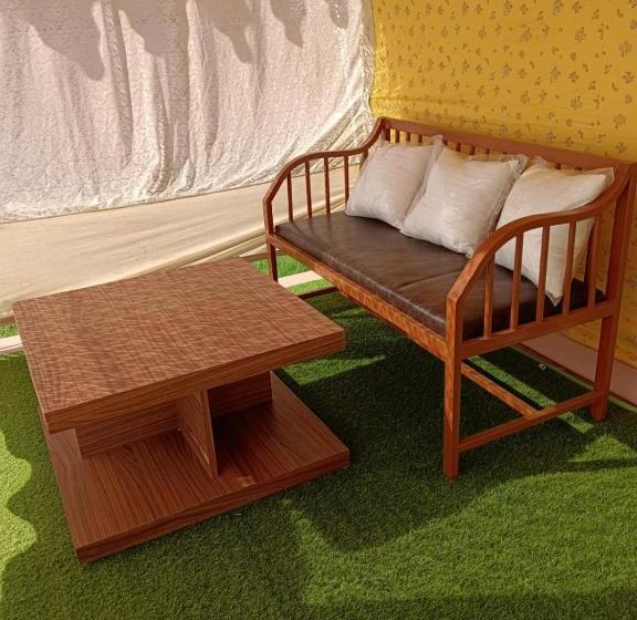 סוויטה עם מרפסת, Virasat