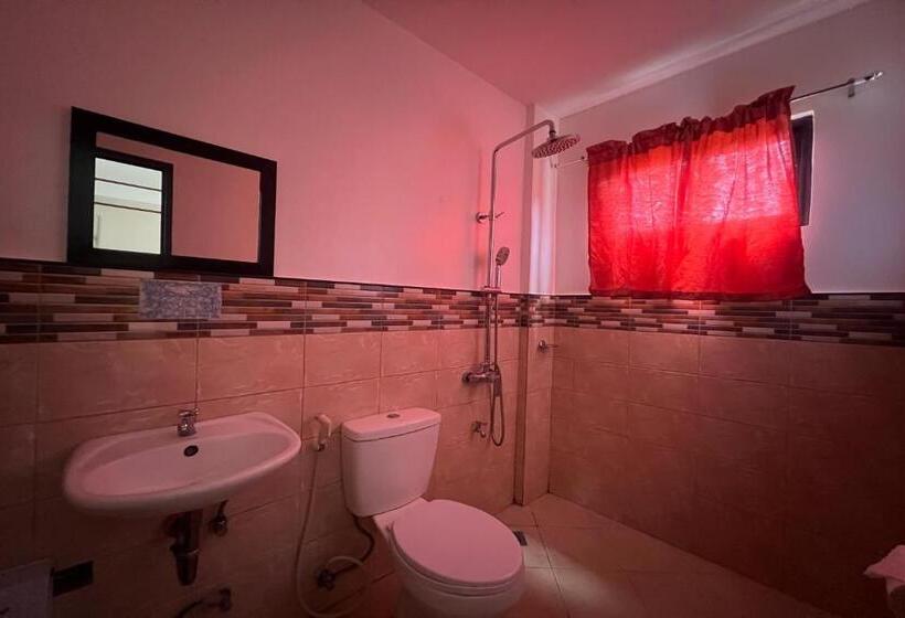 Quarto Triplo Estandar, Dinah S Tourist Inn