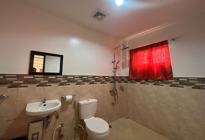 اتاق خانوادگی, Dinah S Tourist Inn