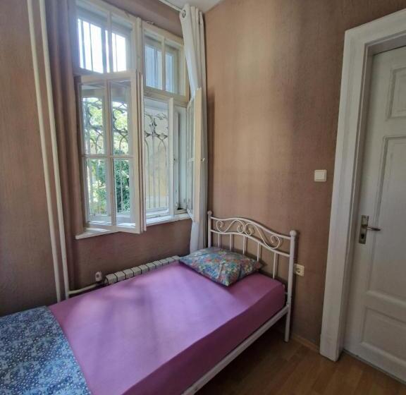 חדר סטנדרט יחיד, Lambo S Corner