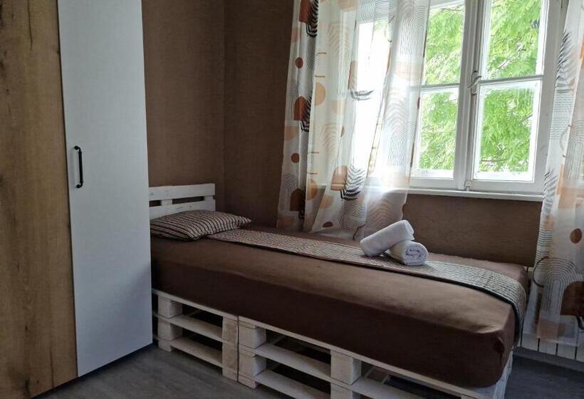 חדר סטנדרט, Lambo S Corner