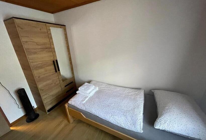 חדר משפחתי, Pension Balm