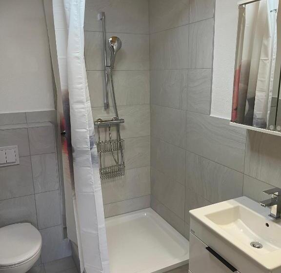 סטודיו משפחתי, Pension Balm