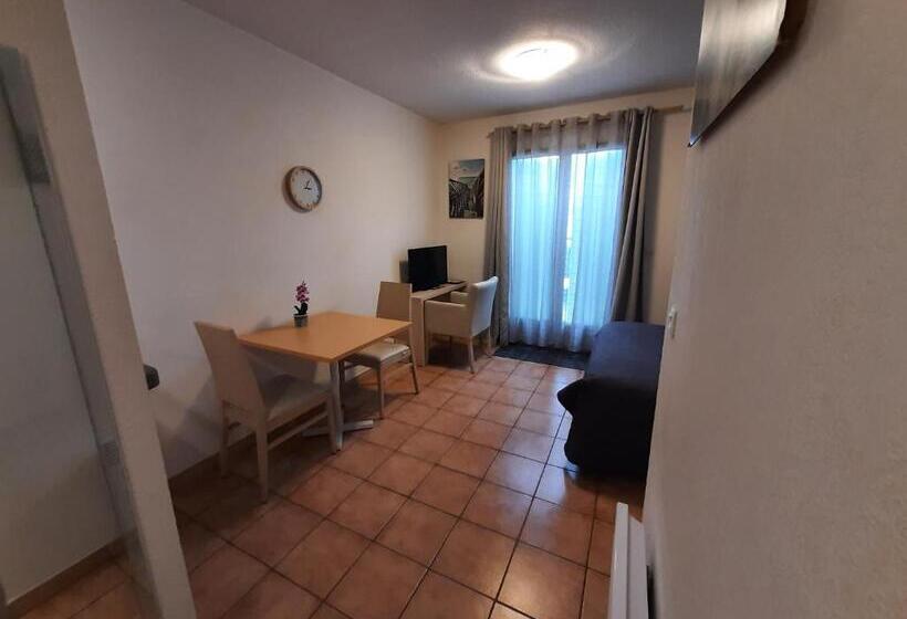 스탠다드 스튜디오 (테라스구비), Studio